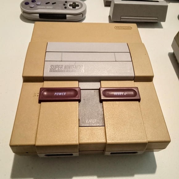 Super Nintendo Entertainment Systems (2) (SNES)+Super Mario World game - Picture 2 of 3